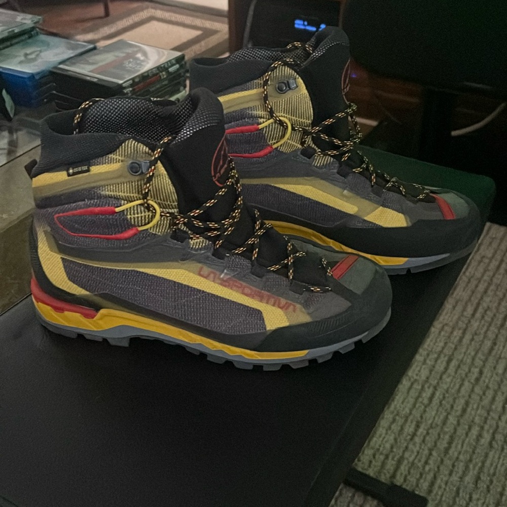 LA SPORTIVA Men’s Hiking Boots. Near New, Only wore 2 times.